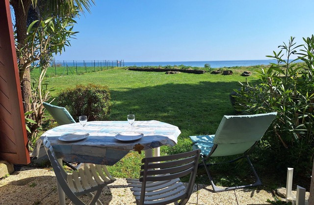 Studio with sea view and direct access to Kerfontaine beach, Rhuys peninsula.