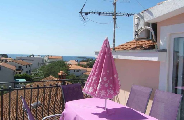 Studio with sea view and air conditioning.