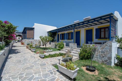 Studios Prombona To Petrino Spiti