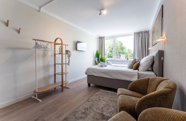 Study hard, relax harder. Stay near University Tilburg and enjoy fresh air and greenery right outside. Great value, shared facilities, and a peaceful vibe — ideal for student life.