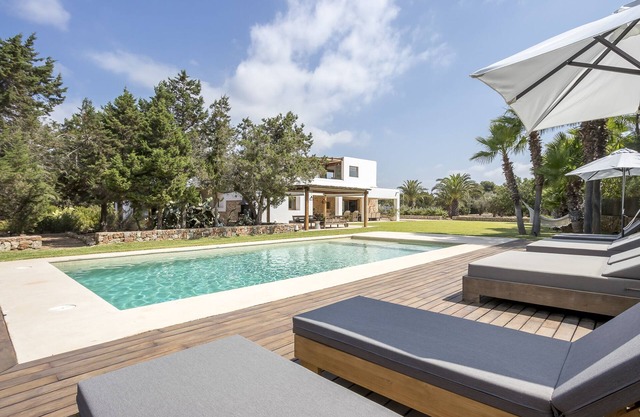 Stunning 5 bed Villa with Sea Views and Large Pool and Gardens near Jondal