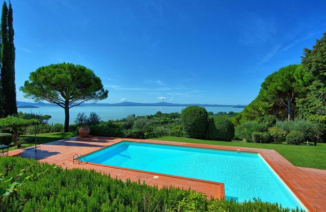 Stunning private villa with A/C, private pool, WIFI, TV, balcony, panoramic view and parking
