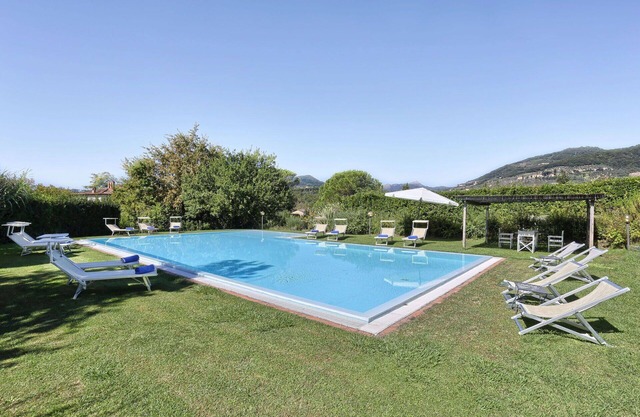 Stunning villa for 20 people with private pool, A/C, WIFI and TV, close to Lucca