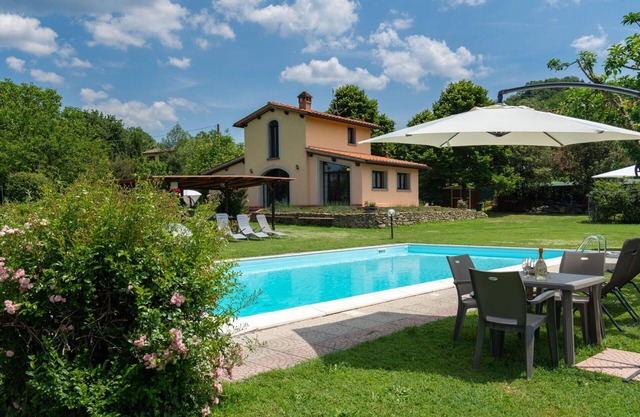 Stunning private villa for 4 people with pool, WIFI, TV and pets allowed