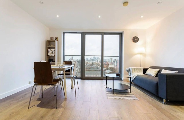 Stunning 1BD Apt with Balcony, Zone 2 near Canary Wharf