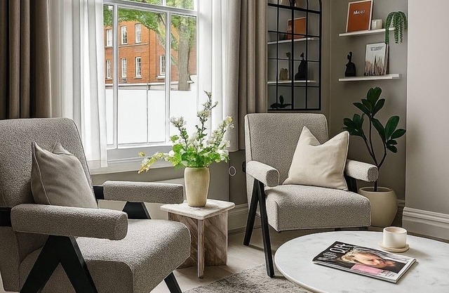 Stunning 2 bed townhouse in Chelsea on ground floor/private entrance