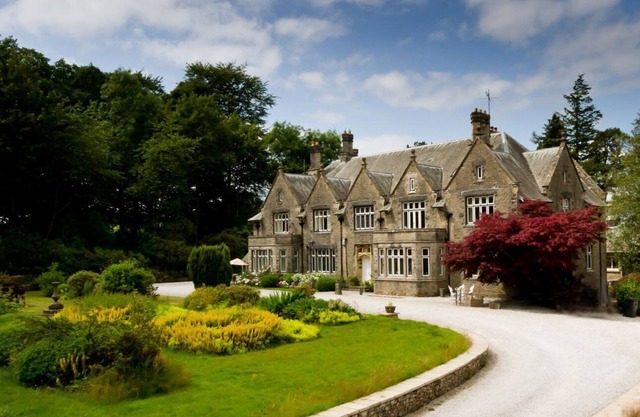 Stunning 2 bedroom apartment set in large Victorian house