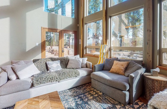 Stunning 2-level mountain chalet with views, firepit & game room tables