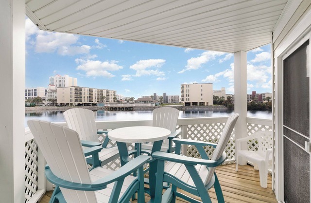 Stunning 2BR 4beds waterfront condo close to the beach!