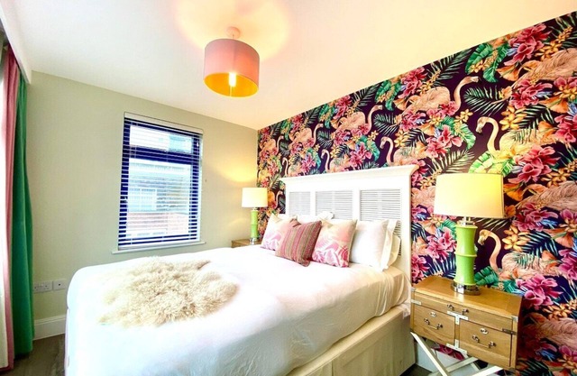 Stunning 3 bedroom Penthouse Apartment Free 2 Park