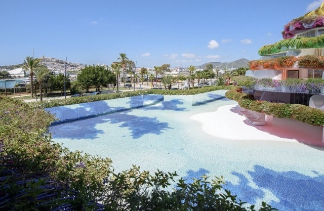 Stunning 3 bedrooms apartment with direct sea access