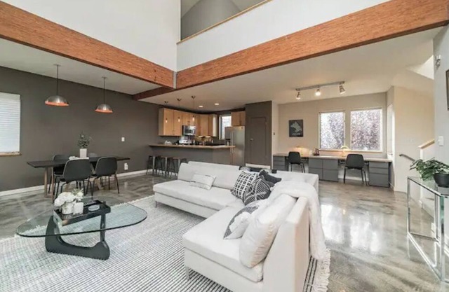 Stunning Airy Industrial 2 Bedroom/Bath Loft