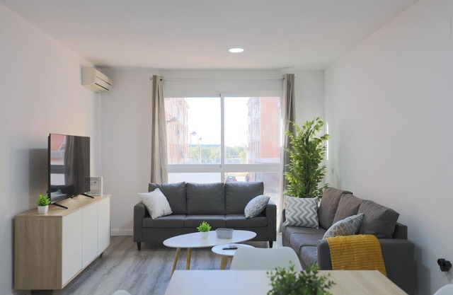 Stunning Apartment for 6 in Vibrant Puerto de Sagunto! Close to Beach and Valencia!