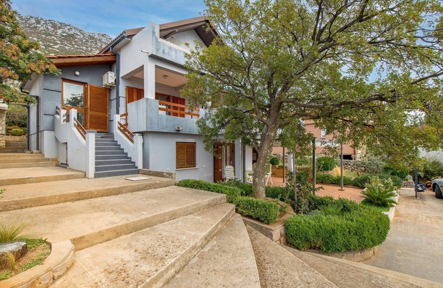 Stunning apartment in Karlobag