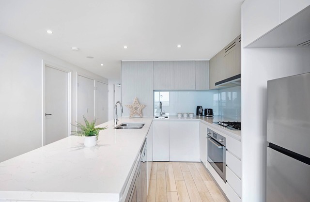 Stunning Apt with Water Views@marina square