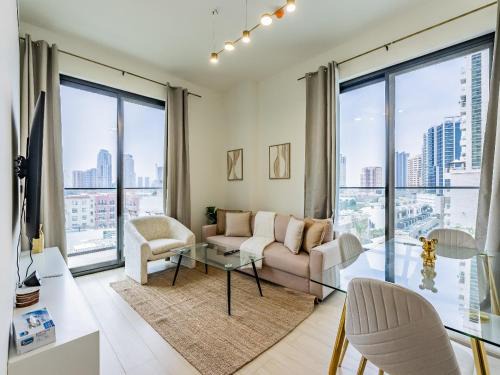 Stunning Apt with Artful Interior and Urban Views