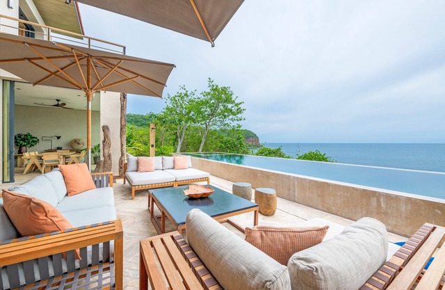 STUNNING BEACHFRONT VILLA WITH AMAZING VIEWS TO THE SEA!n