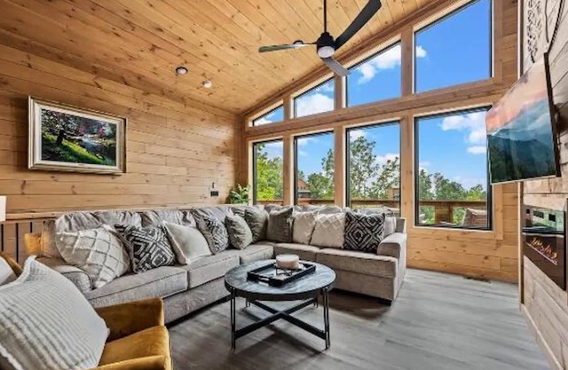 Stunning Cabin for 6 with Hot Tub & Pool Table!