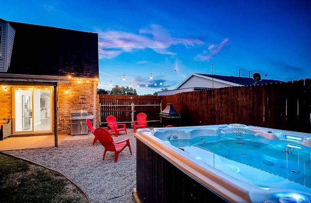 ☆Stunning Derby Home☆ 5 KING BEDS, HOT TUB,FIREPIT