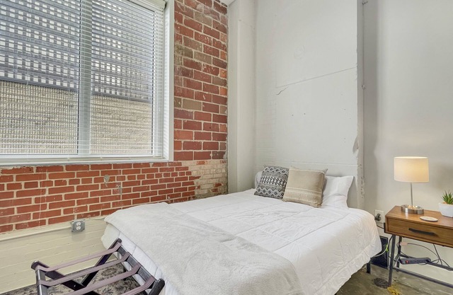Stunning Downtown Studio with Rooftop Patio