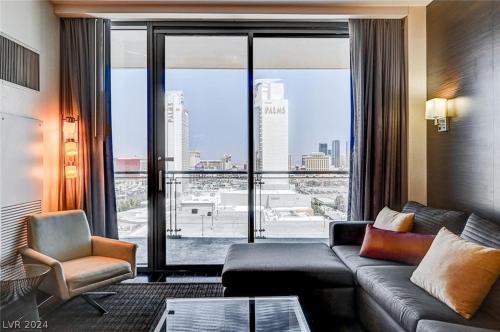 Stunning Escape Top Floor Strip-View Studio 31316