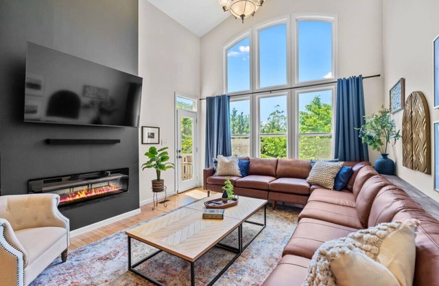 Stunning Home 2 Hot Tubs/Firepit/mins to AVL & BM