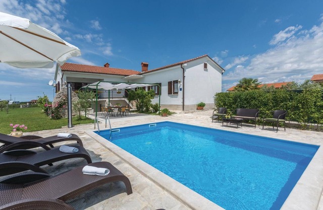 Stunning home in Brtonigla with kitchen