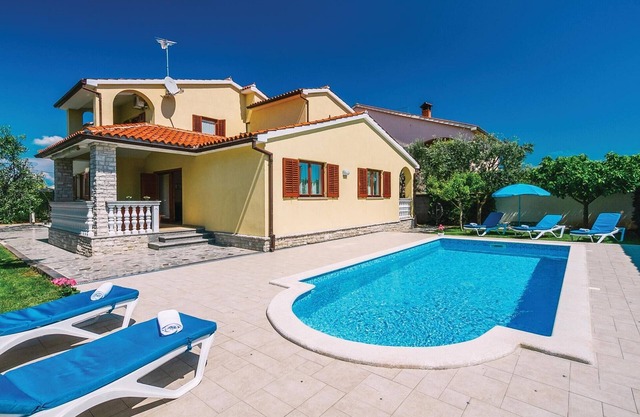 Stunning home in Fazana with WiFi