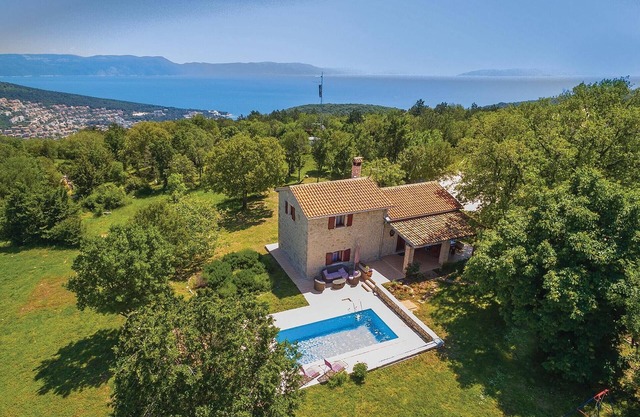 Stunning home in Gondolici