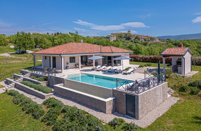 Stunning home in Hum with sauna