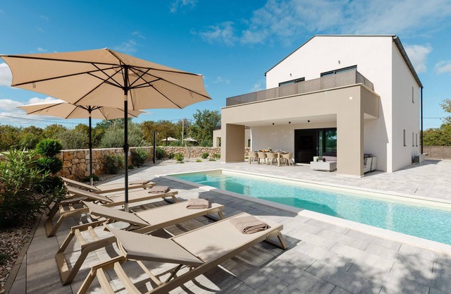 Stunning home in Kras with WiFi