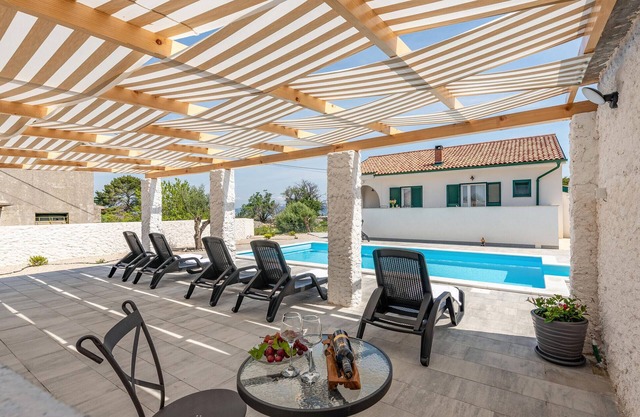 Stunning home in Lun with WiFi