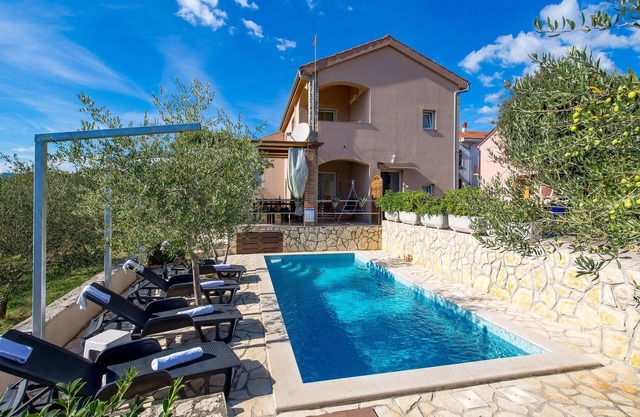 Stunning home in Pinezici with kitchen