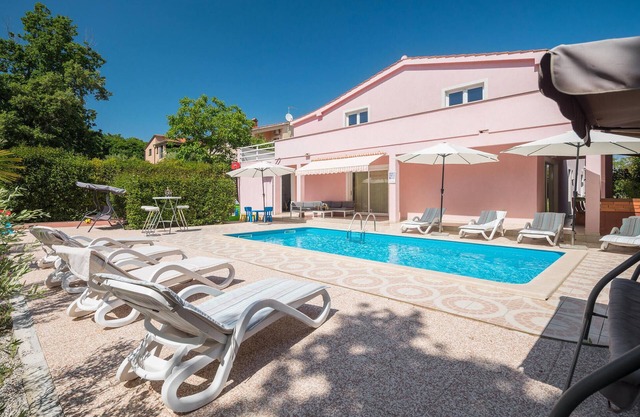 Stunning home in Porec with kitchen