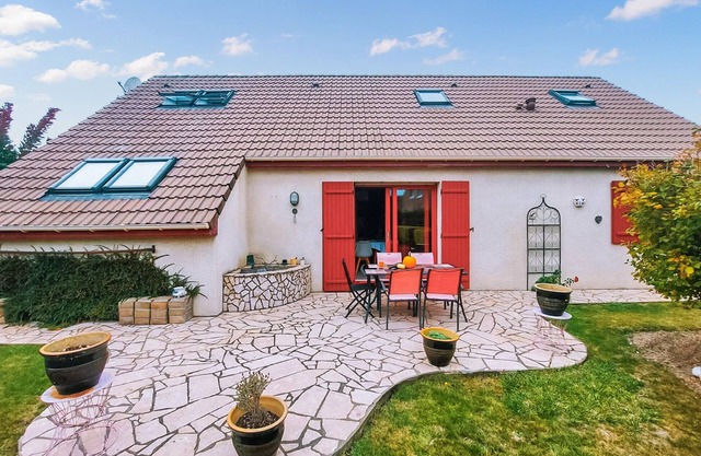 Stunning home in Teteghem with WiFi