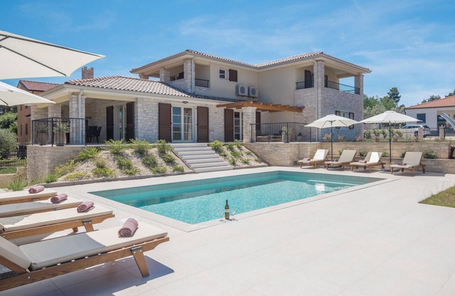 Stunning home in Umag with WiFi