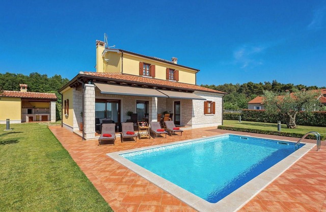 Stunning home in Visnjan with WiFi