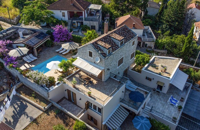 Stunning home in Zman with kitchen