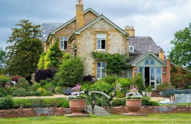 Stunning home with heated pool, hot tub, tennis court for 10 guests