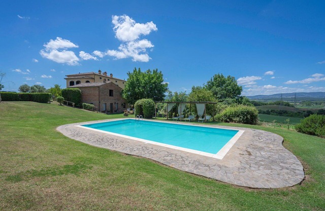 Stunning private villa for 14 guests with private pool, WIFI, TV and patio, close to Montepulciano