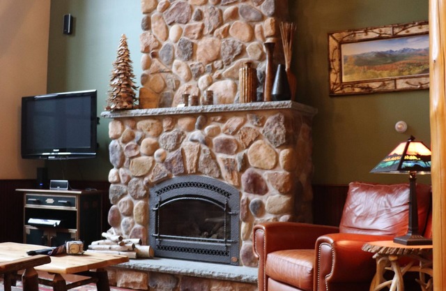 Stunning Lake Placid family friendly cozy wooded townhome minutes from town