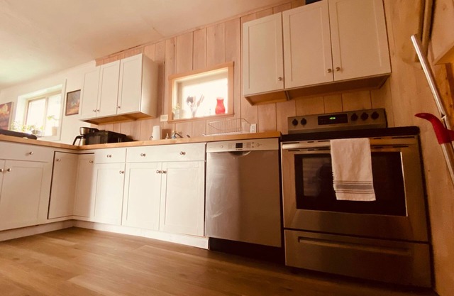 Stunning Lake View Penthouse - 2 Cozy Bedrooms along the Seneca Wine Trail