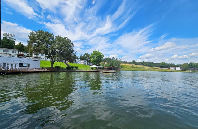 Stunning Lakefront Condo on Lake Hamilton with Year-Round Views