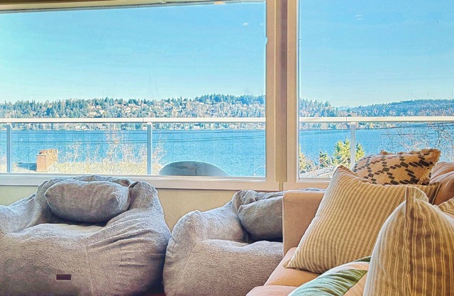 Stunning Lakeview with balcony, 6min lightrail, 10min airport, walk to trailhead