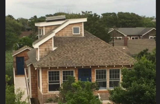 Stunning, light-filled beach house with hot tub & sauna, minutes from the beach!