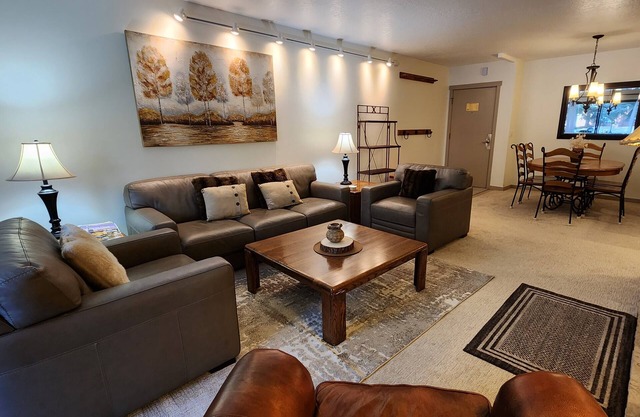 Stunning! Main St/Town Lift/Hot Tubs/Parking