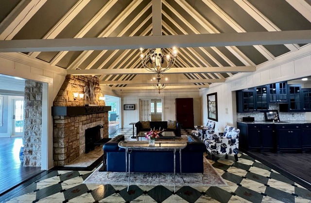 Stunning Manor on Lake Hamilton