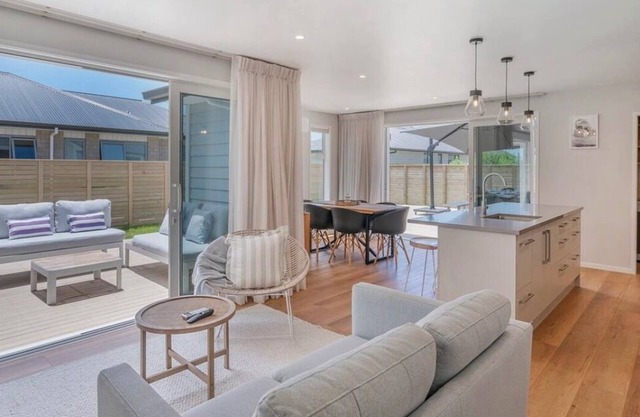 Stunning new 4 bedroom 3 bathroom home closento town and the beach in Whitianga