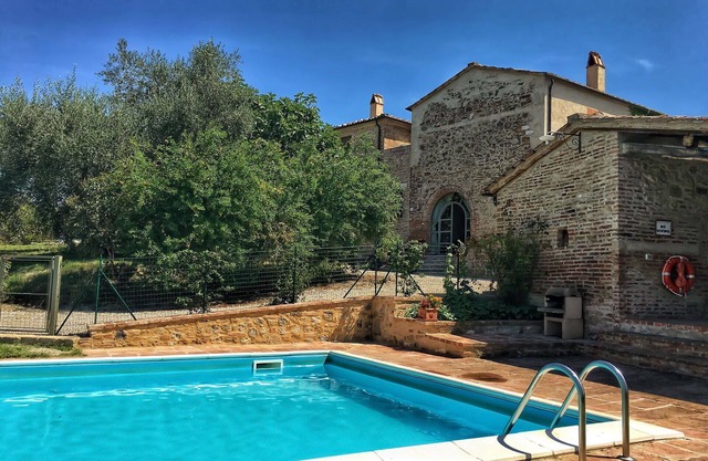 Stunning private villa with private pool, WIFI, A/C, TV, patio, panoramic view, close to Montalcino