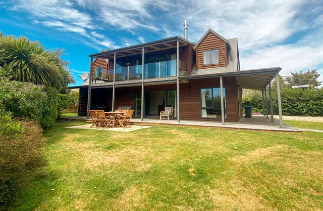 Stunning panoramic Lake Views 5 Bedrooms - 15m to Wanaka